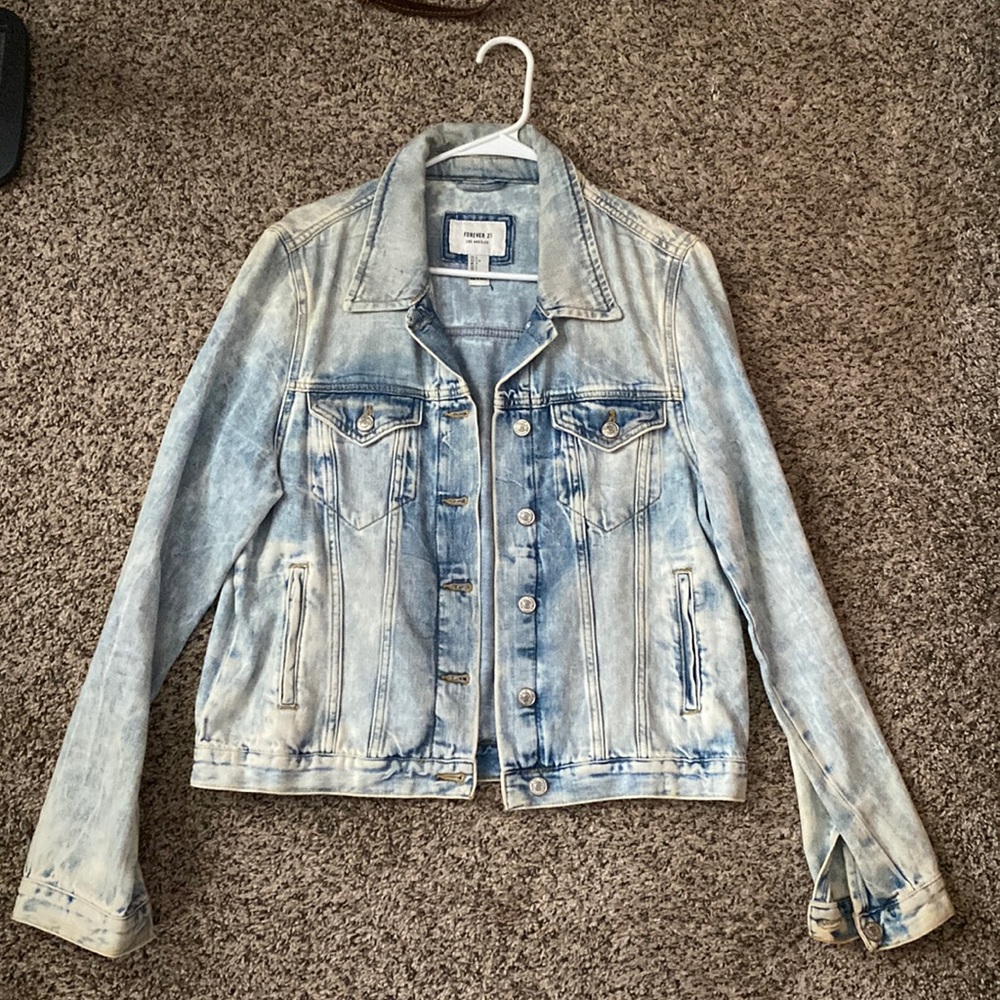 FOREVER21 Jean Jacket. Button down side pockets. Light denim. Size L